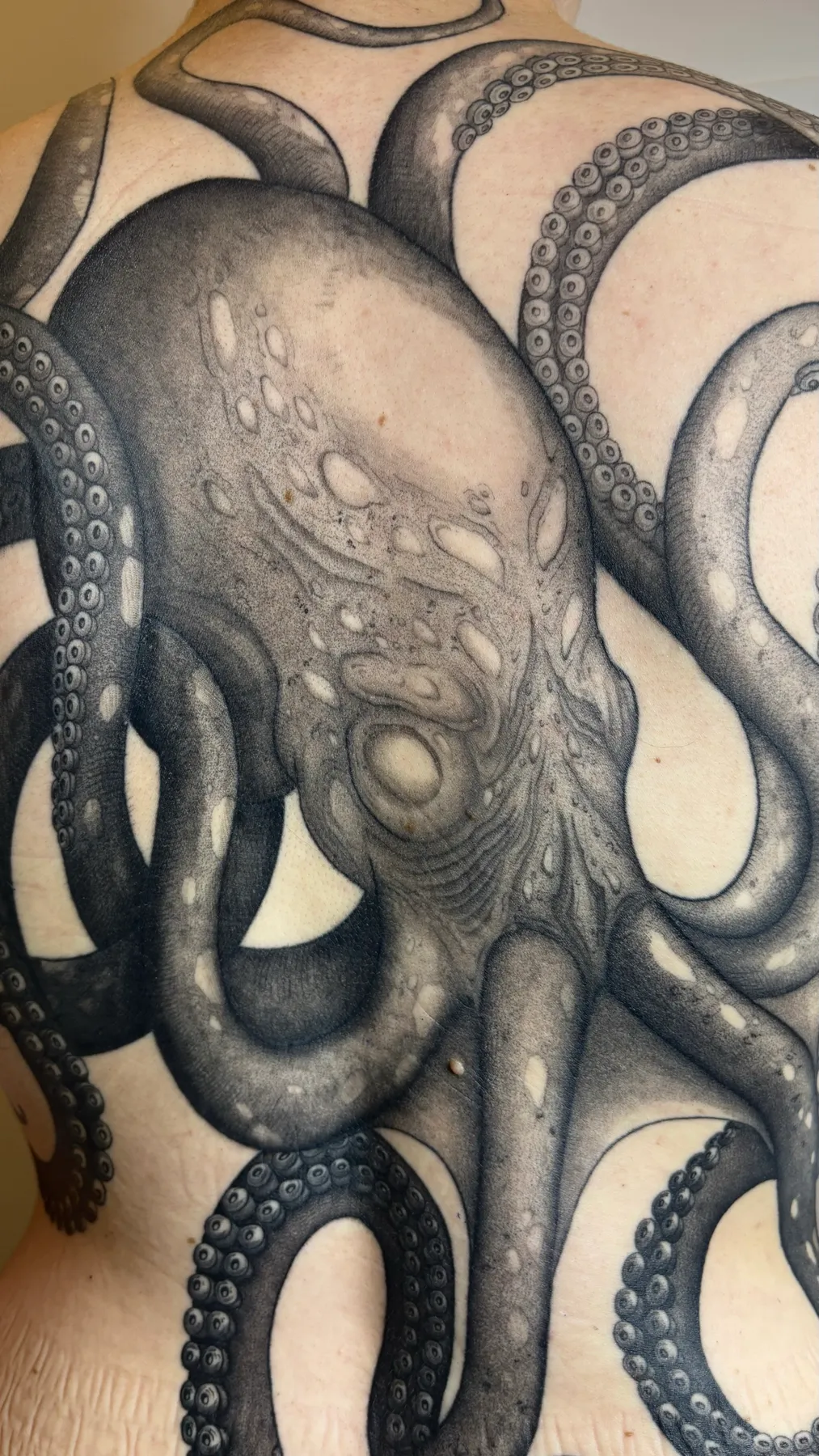 Pulpo en Espalda — tatuaje Blackwork de Nillattt, foto 2