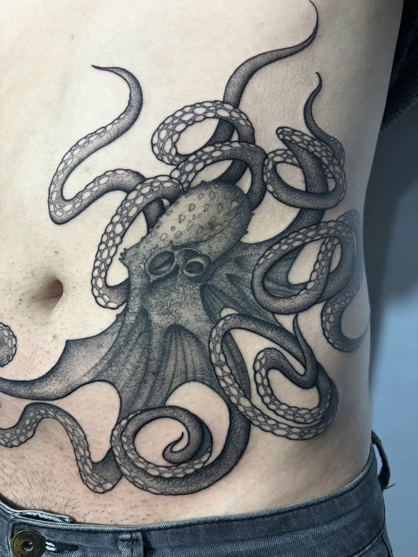 Pulpo en Abdomen — tatuaje Blackwork de Nillattt, foto 1