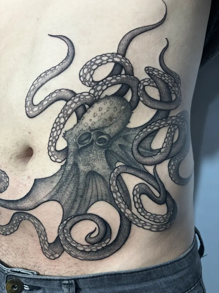 Belly Octopus — Blackwork tattoo by Nillattt, photo 1