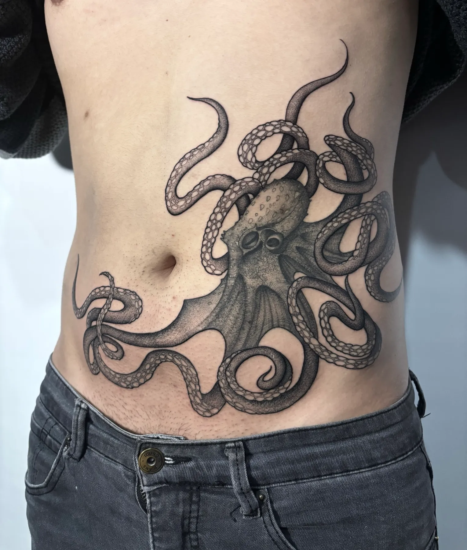 Pulpo en Abdomen — tatuaje Blackwork de Nillattt, foto 2