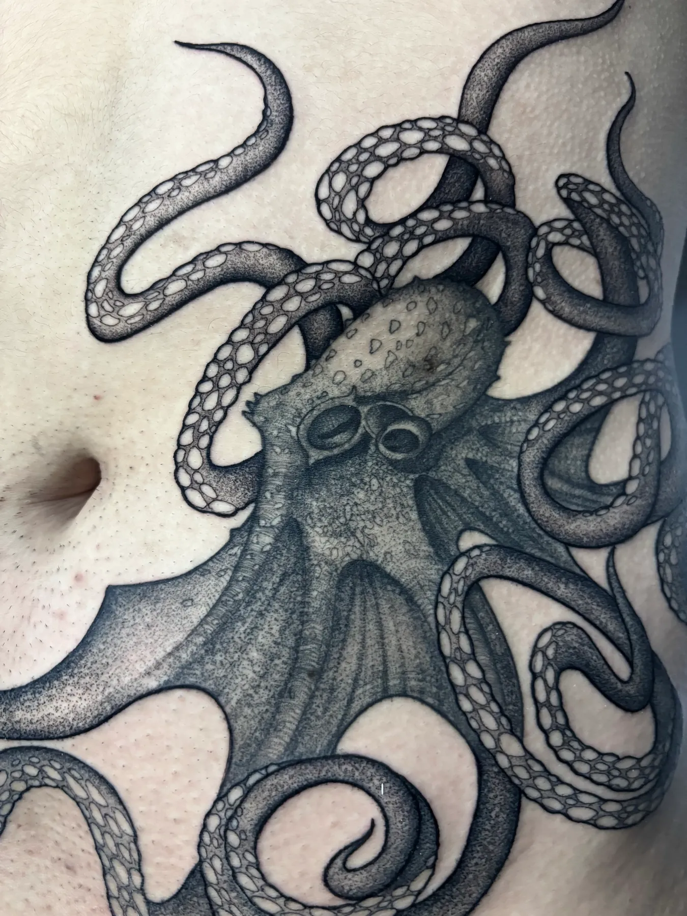 Pulpo en Abdomen — tatuaje Blackwork de Nillattt, foto 3