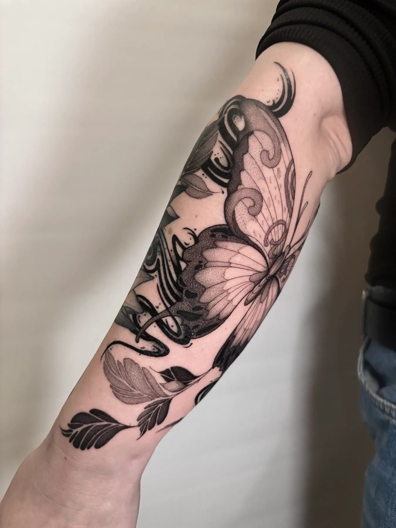 Butterfly & Flames — Blackwork tattoo by Nillattt, photo 1