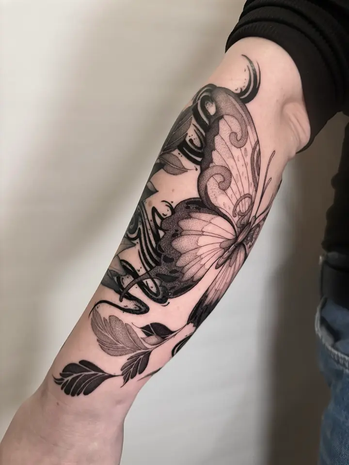 Butterfly & Flames — Blackwork tattoo by Nillattt, photo 1