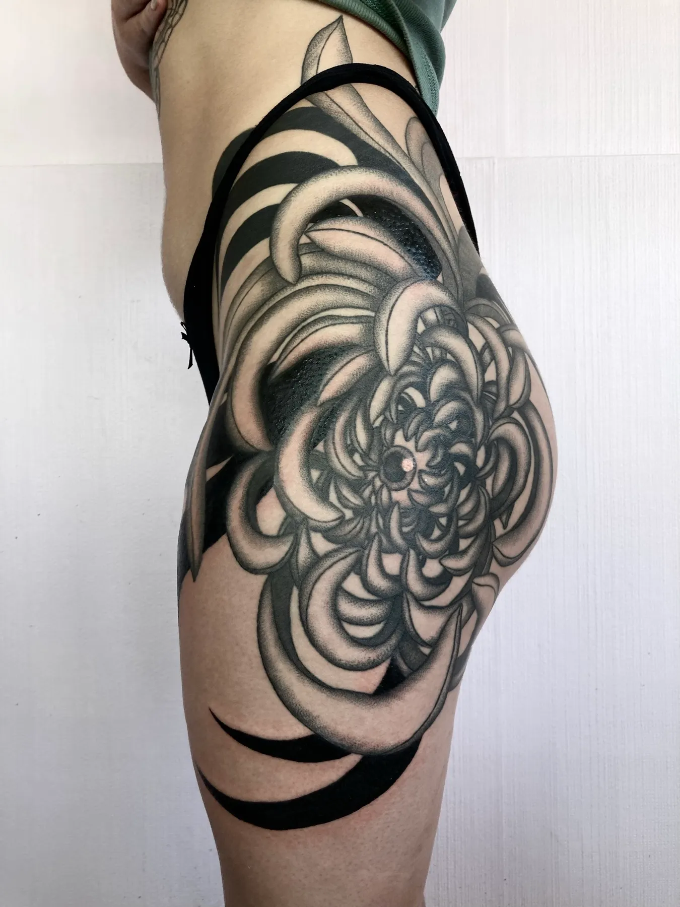 Chrysanthemum Thigh — Blackwork tattoo by Nillattt, photo 1