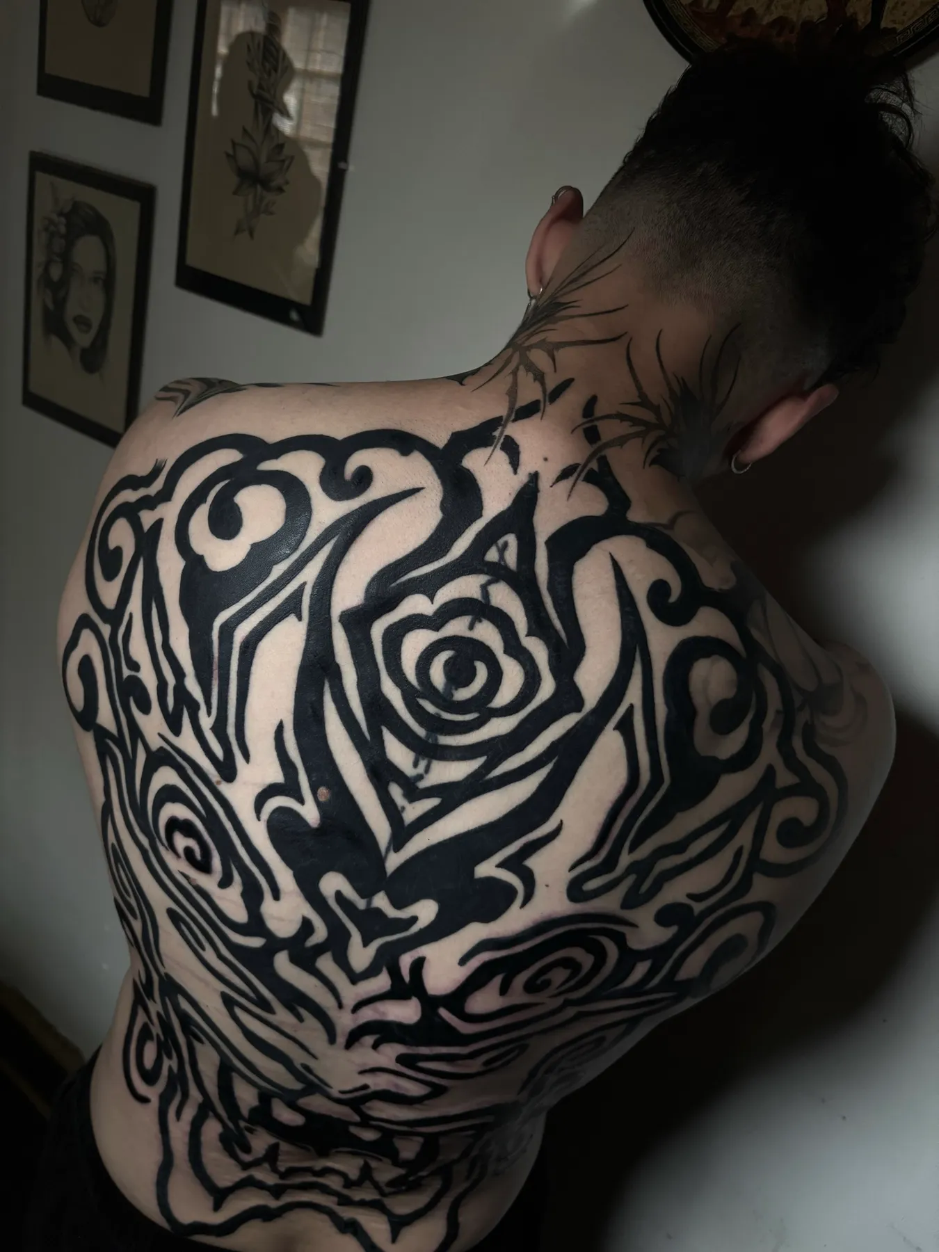 Espalda Máscara Demonio — tatuaje Blackwork de Nillattt, foto 2