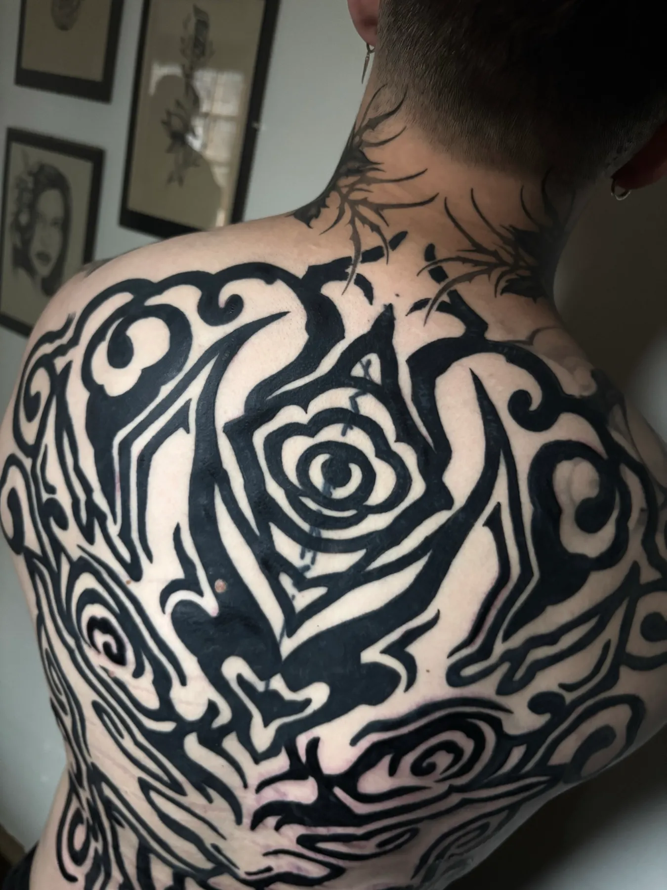 Espalda Máscara Demonio — tatuaje Blackwork de Nillattt, foto 3