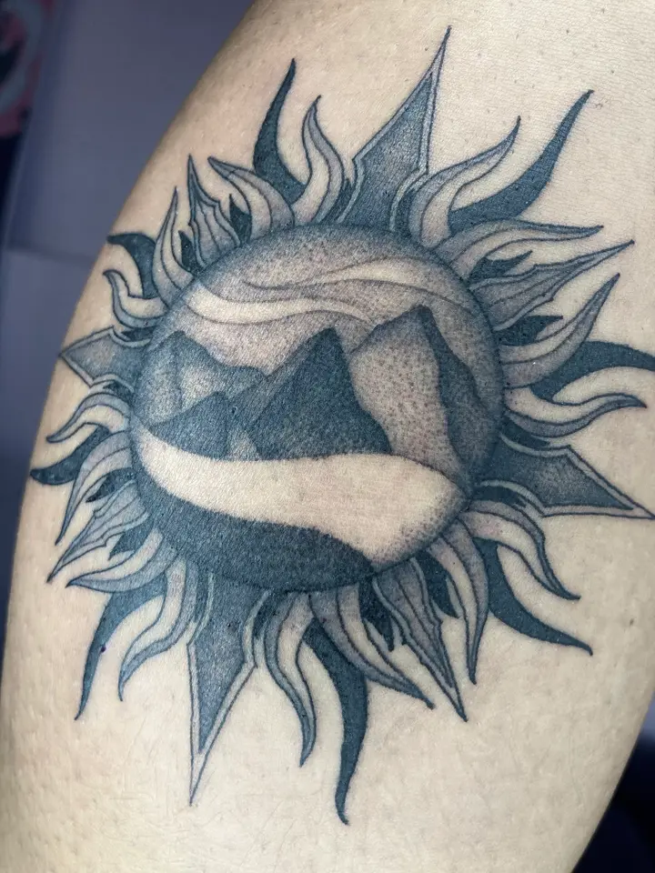 Dotwork Sun — Blackwork tattoo by Nillattt, photo 1