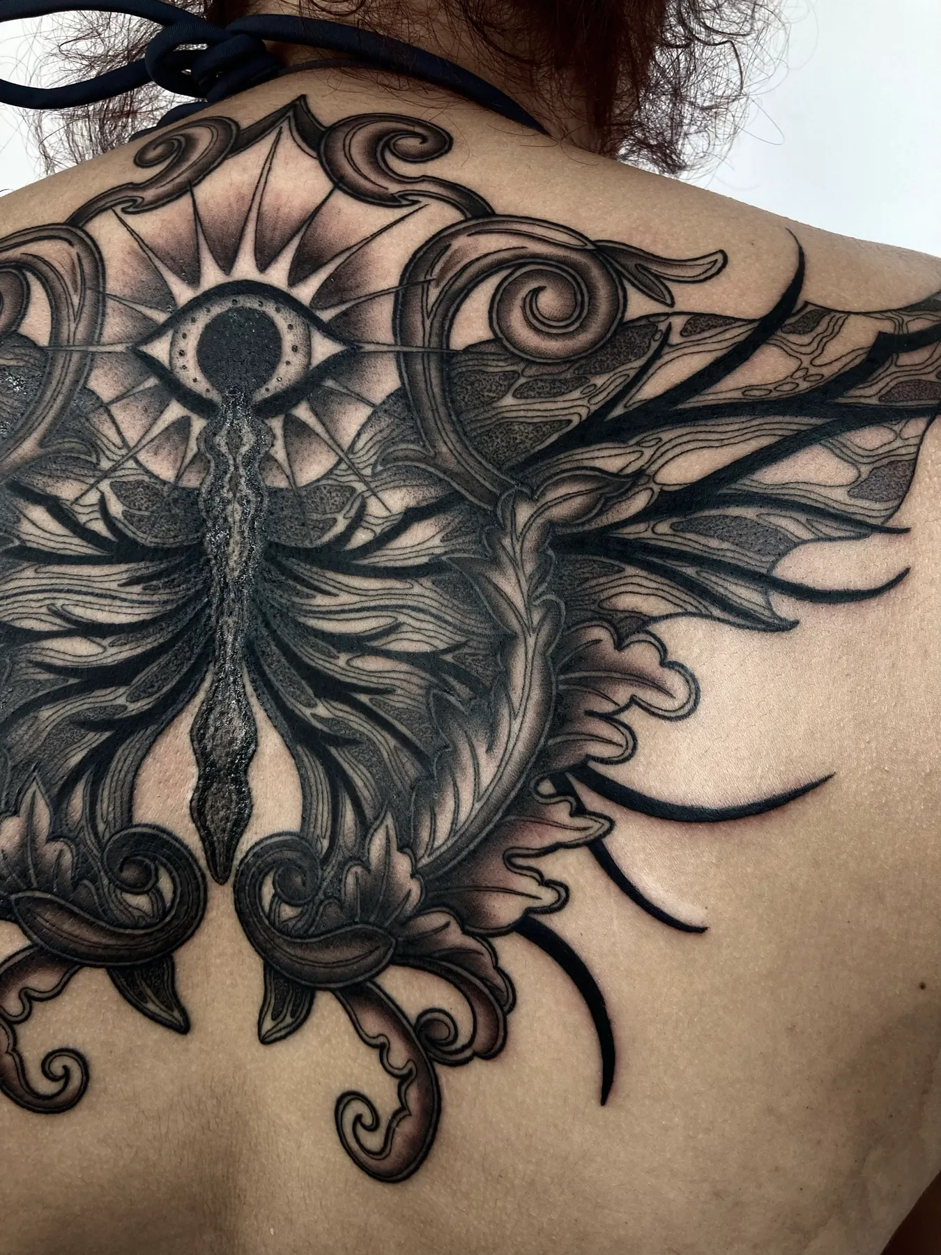 Espalda Mariposa Ojo — tatuaje Blackwork de Nillattt, foto 2