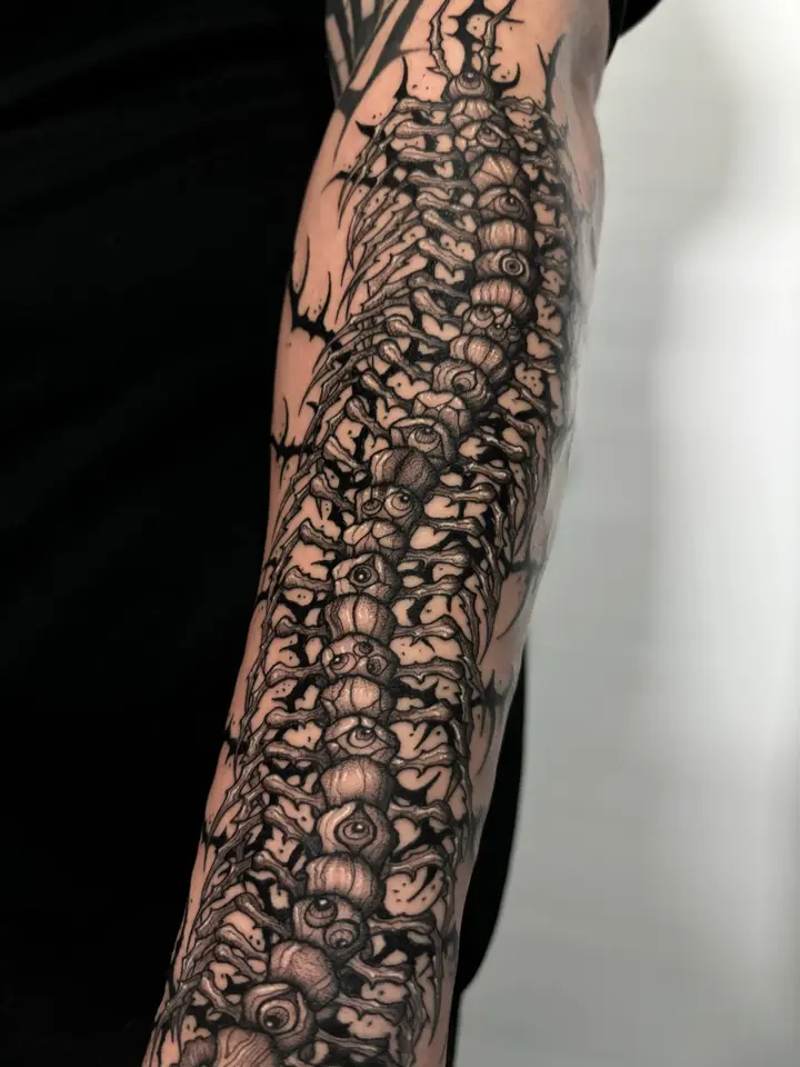 Eyed Centipede — Blackwork tattoo by Nillattt, photo 1