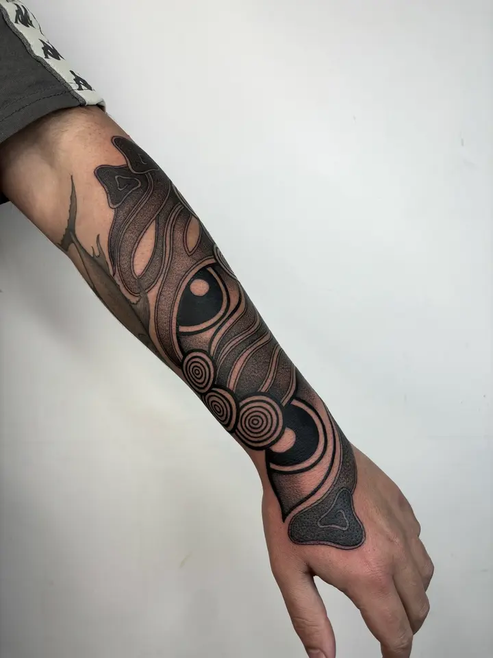 Eyes & Circles — Blackwork tattoo by Nillattt, photo 1