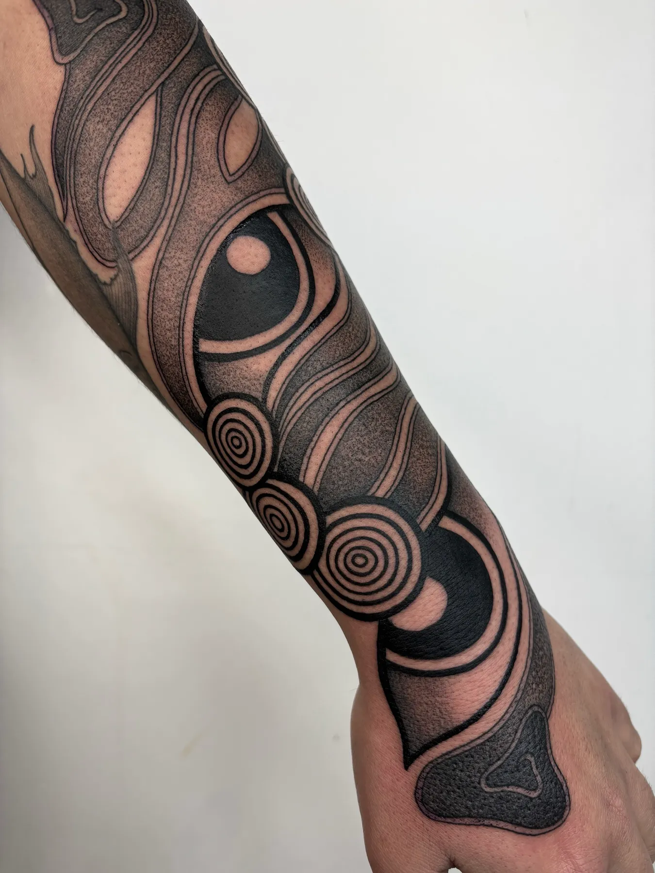 Eyes & Circles — Blackwork tattoo by Nillattt, photo 3