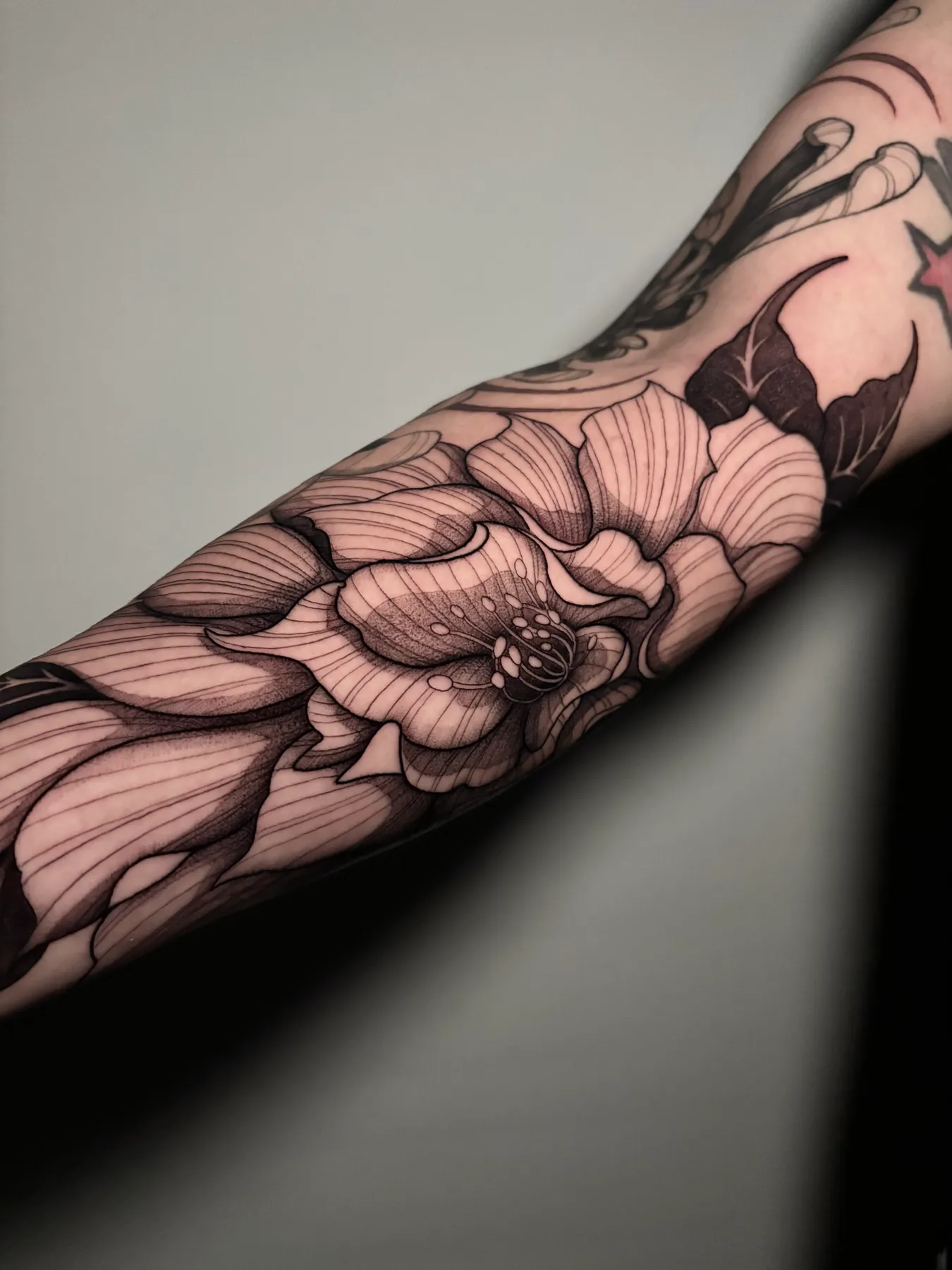 Floral Arm — Blackwork tattoo by Nillattt, photo 1