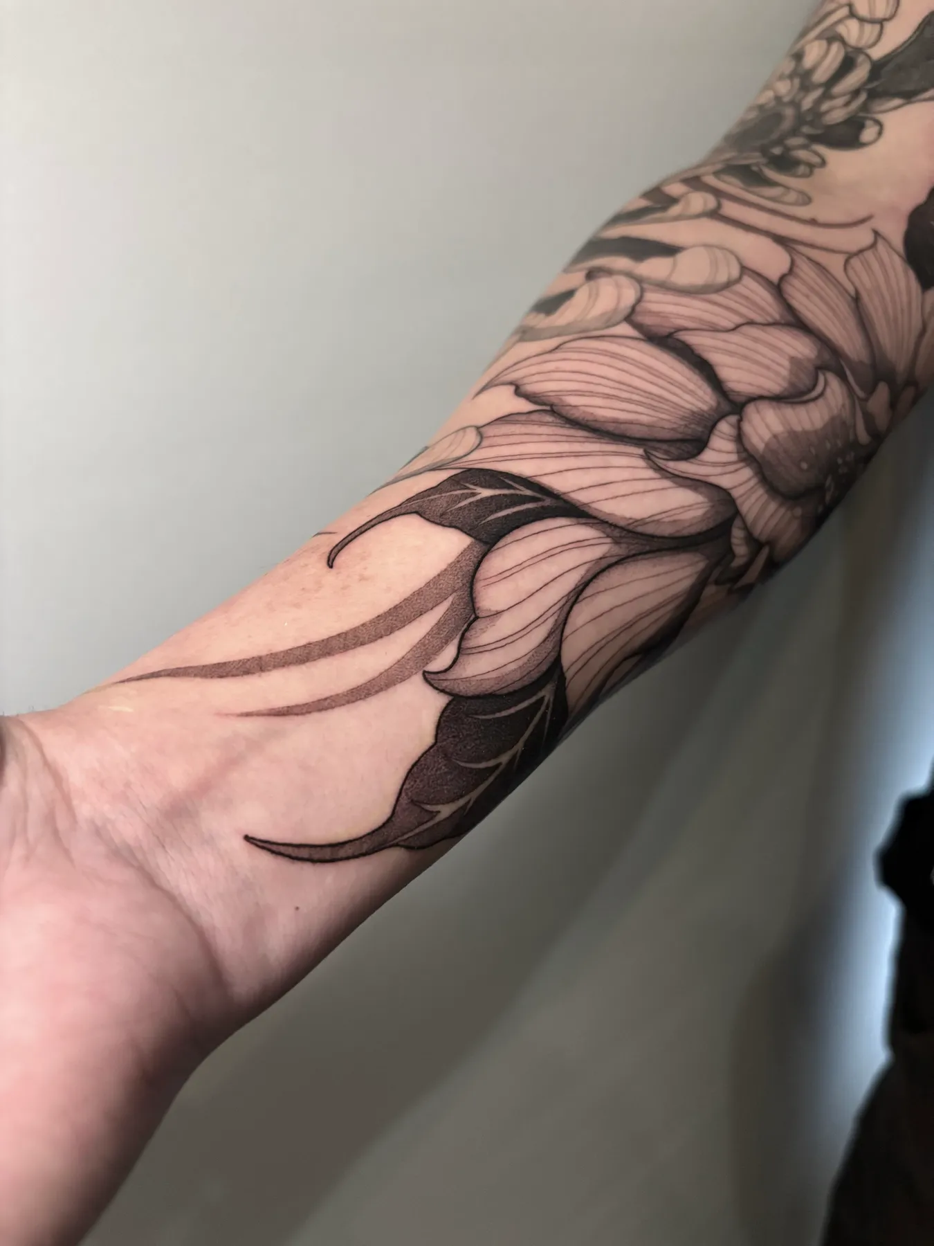 Floral Arm — Blackwork tattoo by Nillattt, photo 3