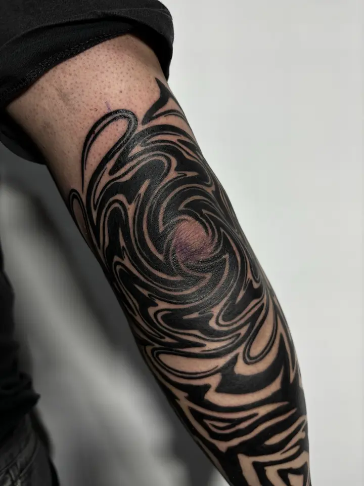 Fluid Elbow — Ornamental tattoo by Nillattt, photo 1