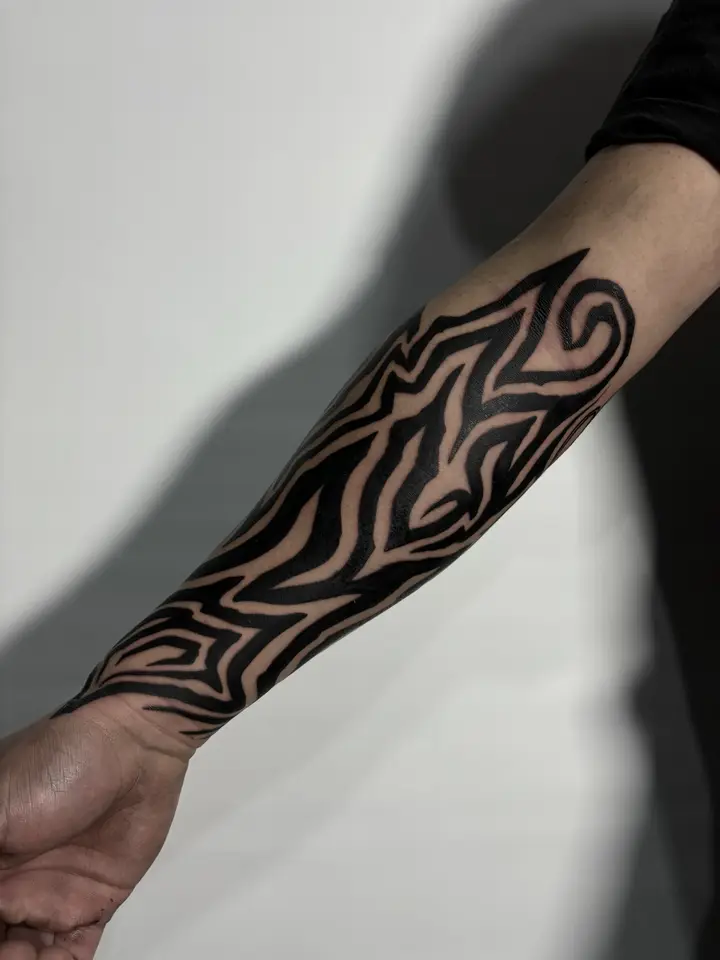 Fluid Forearm — Neotribal tattoo by Nillattt, photo 1