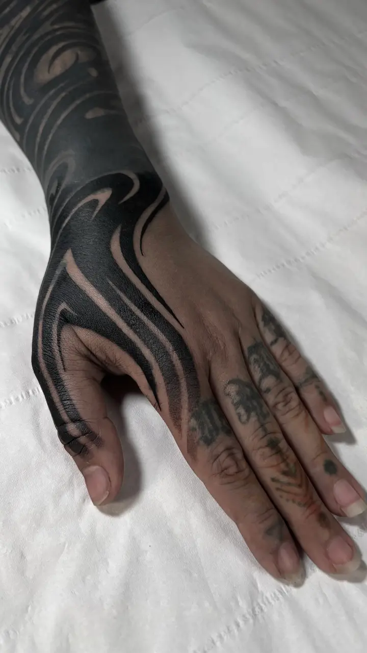 Fluid Hand — Neotribal tattoo by Nillattt, photo 1