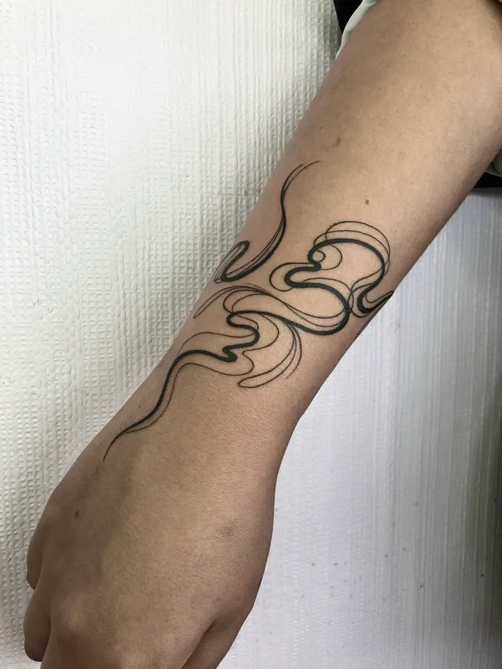 Fluid Lines — Blackwork tattoo by Nillattt, photo 1