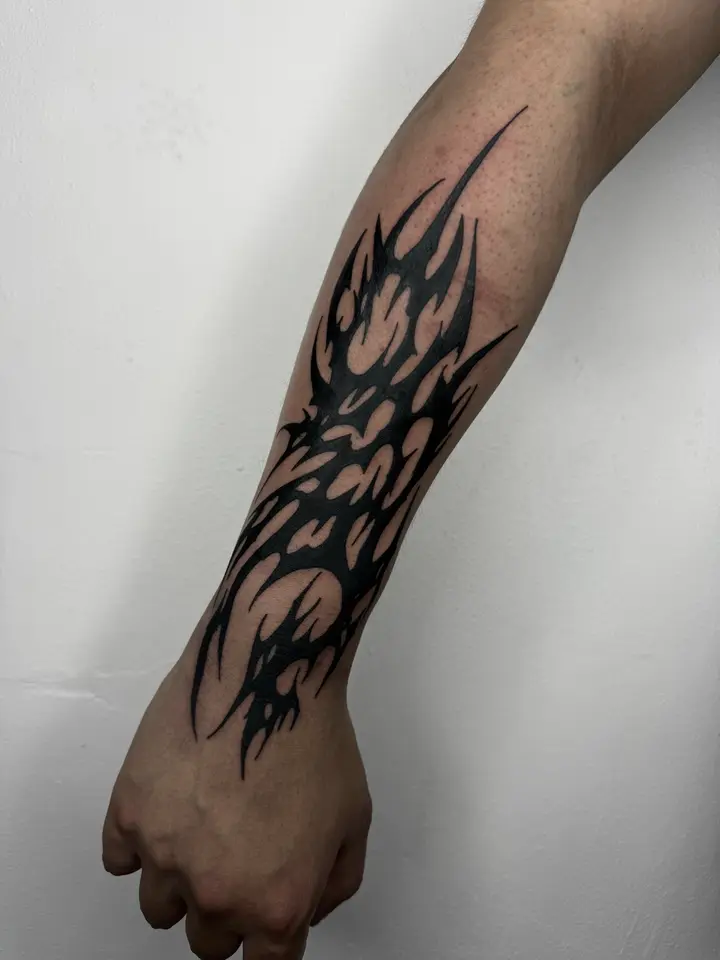 Forearm to Hand — Neotribal tattoo by Nillattt, photo 1