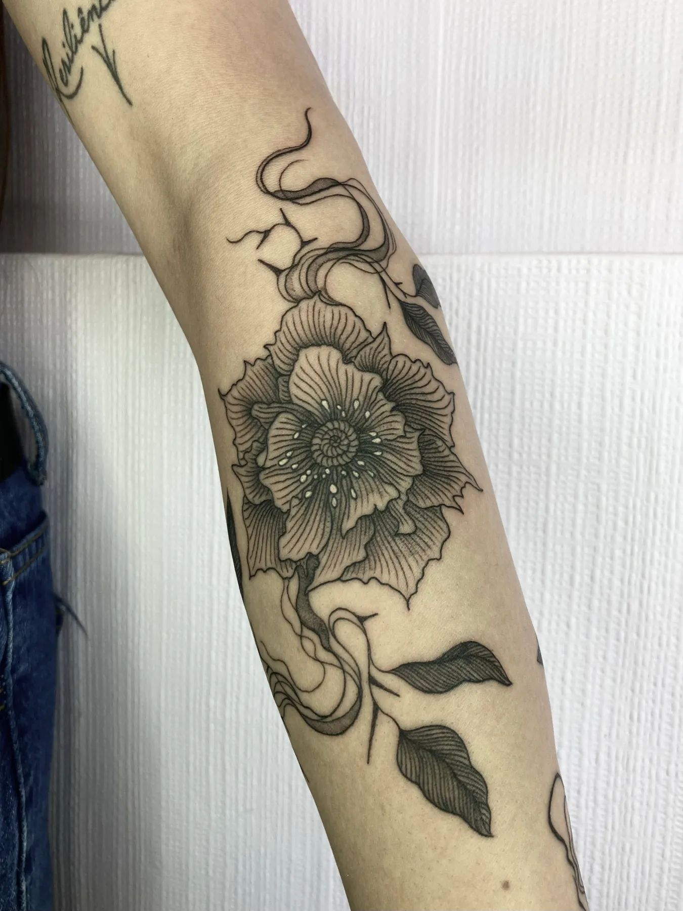 Freehand Flower — Blackwork tattoo by Nillattt, photo 1