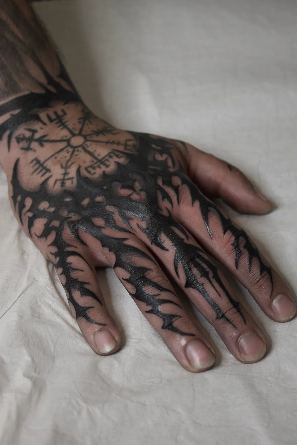 Mano a Mano Alzada — tatuaje Neotribal de Nillattt, foto 2