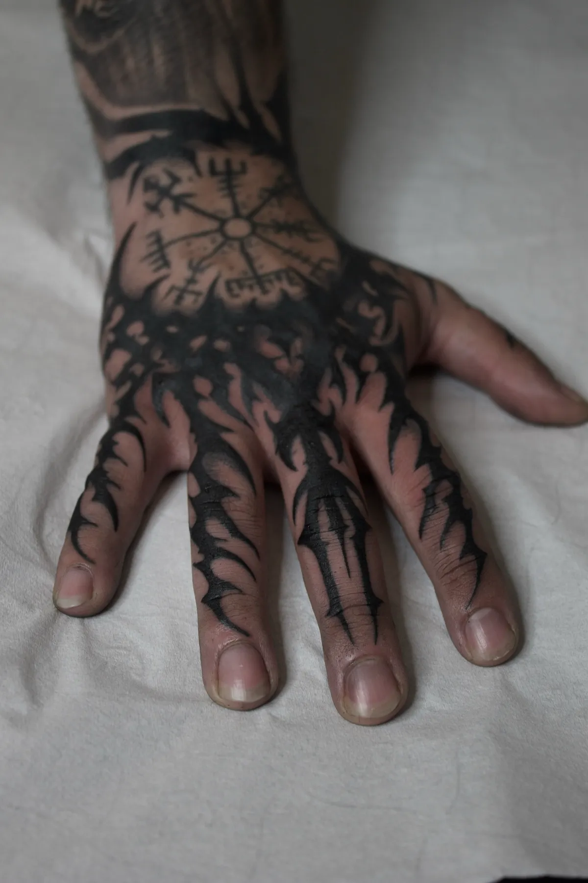 Mano a Mano Alzada — tatuaje Neotribal de Nillattt, foto 3