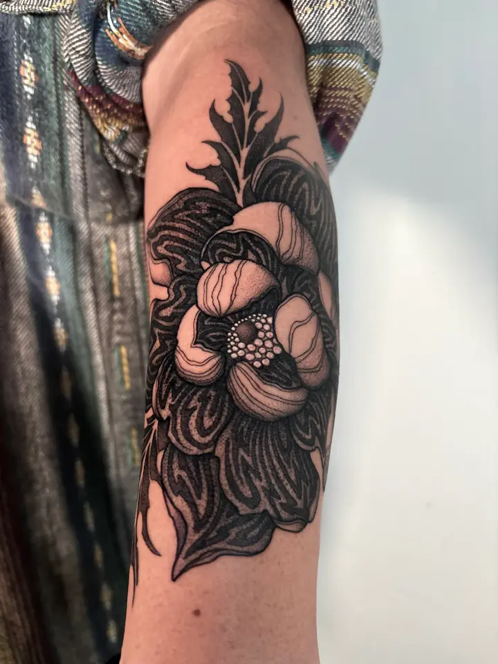 Liquid Flower — Blackwork tattoo by Nillattt, photo 1