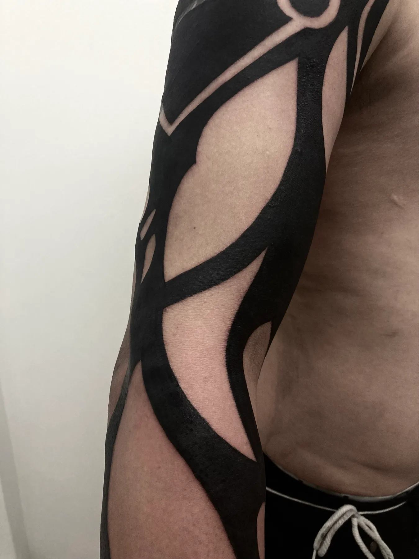 Brazo en Negativo — tatuaje Neotribal de Nillattt, foto 1
