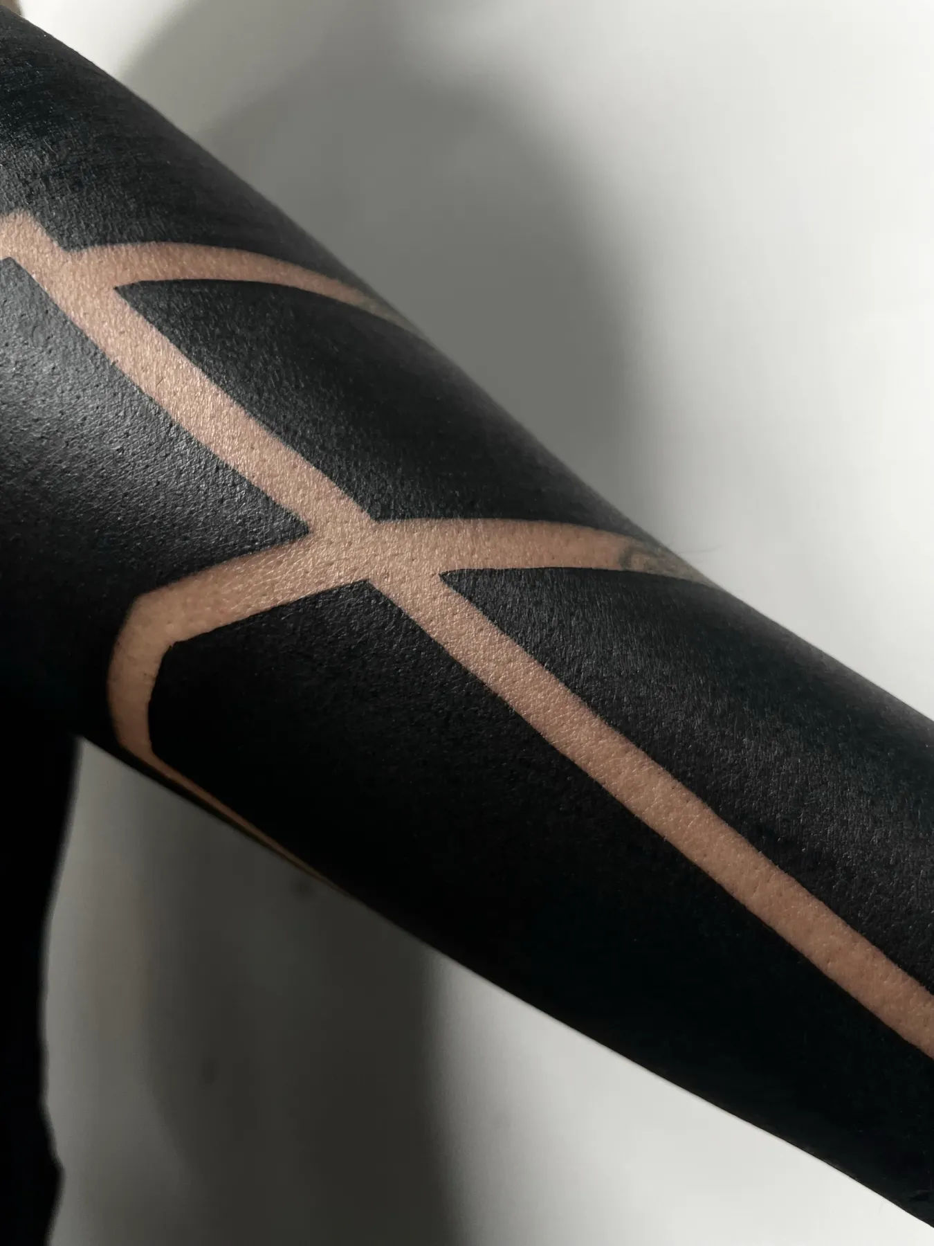 Cruz en Negativo — tatuaje Blackout de Nillattt, foto 1
