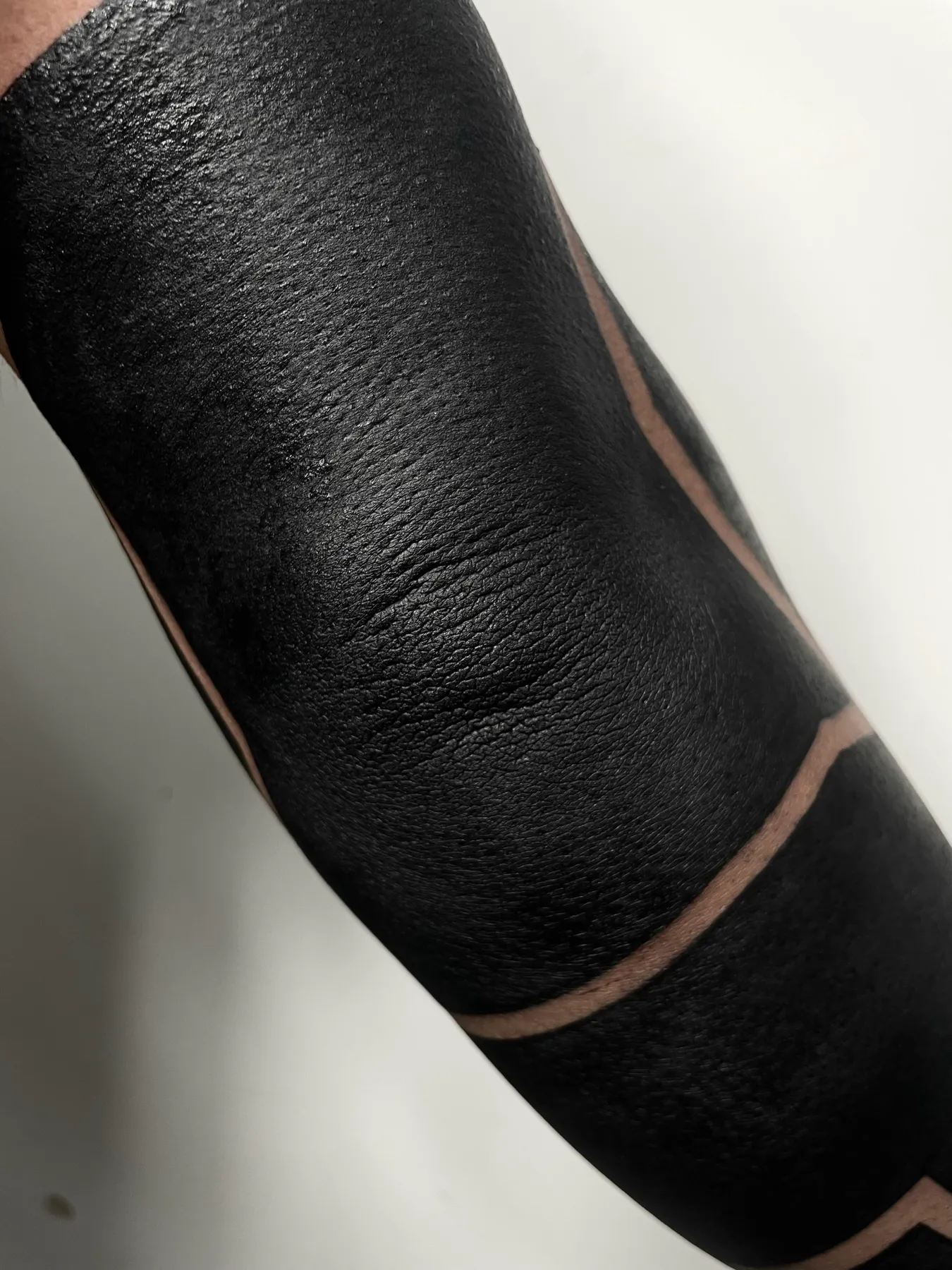 Línea en Negativo — tatuaje Blackout de Nillattt, foto 1