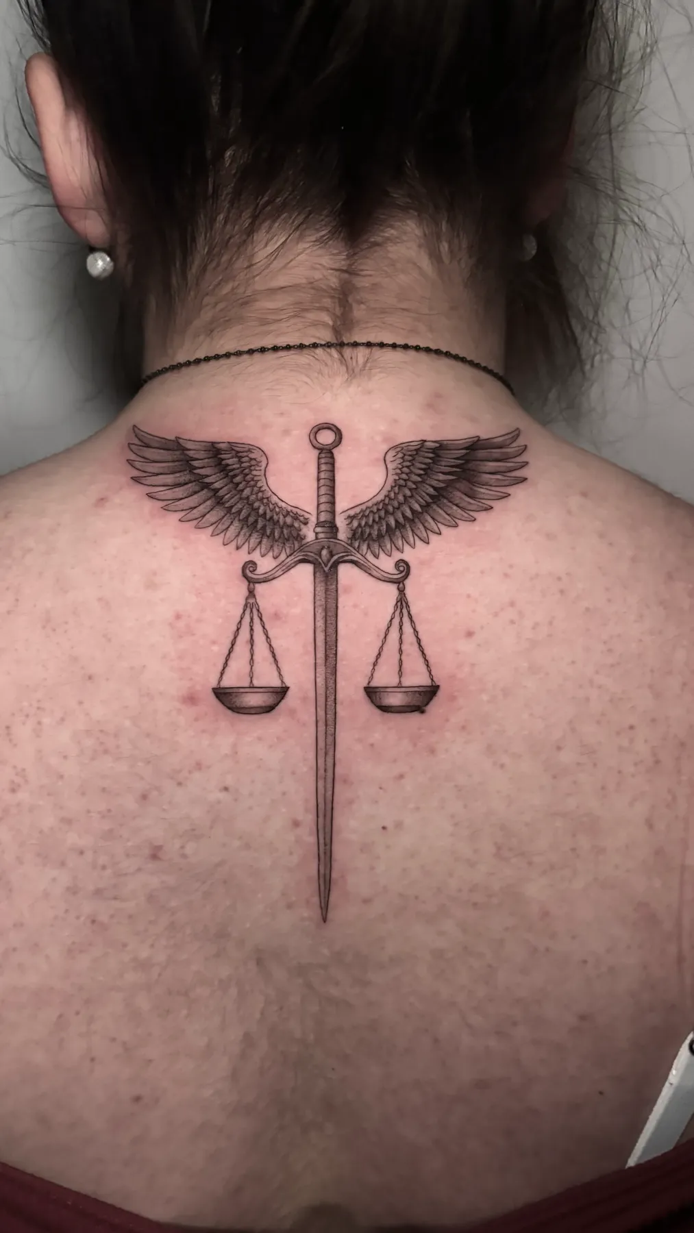 Balanza de la Justicia — tatuaje Blackwork de Nillattt, foto 1