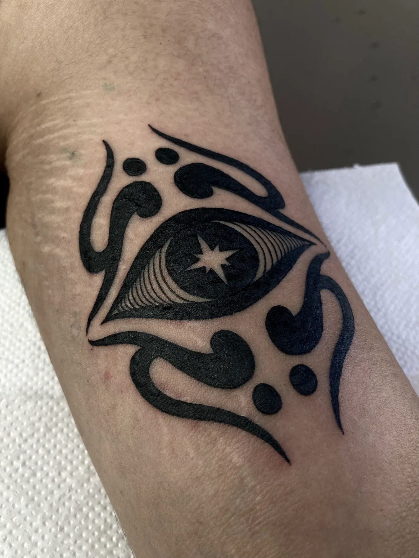 Ojo Estrella — tatuaje Blackwork de Nillattt, foto 1