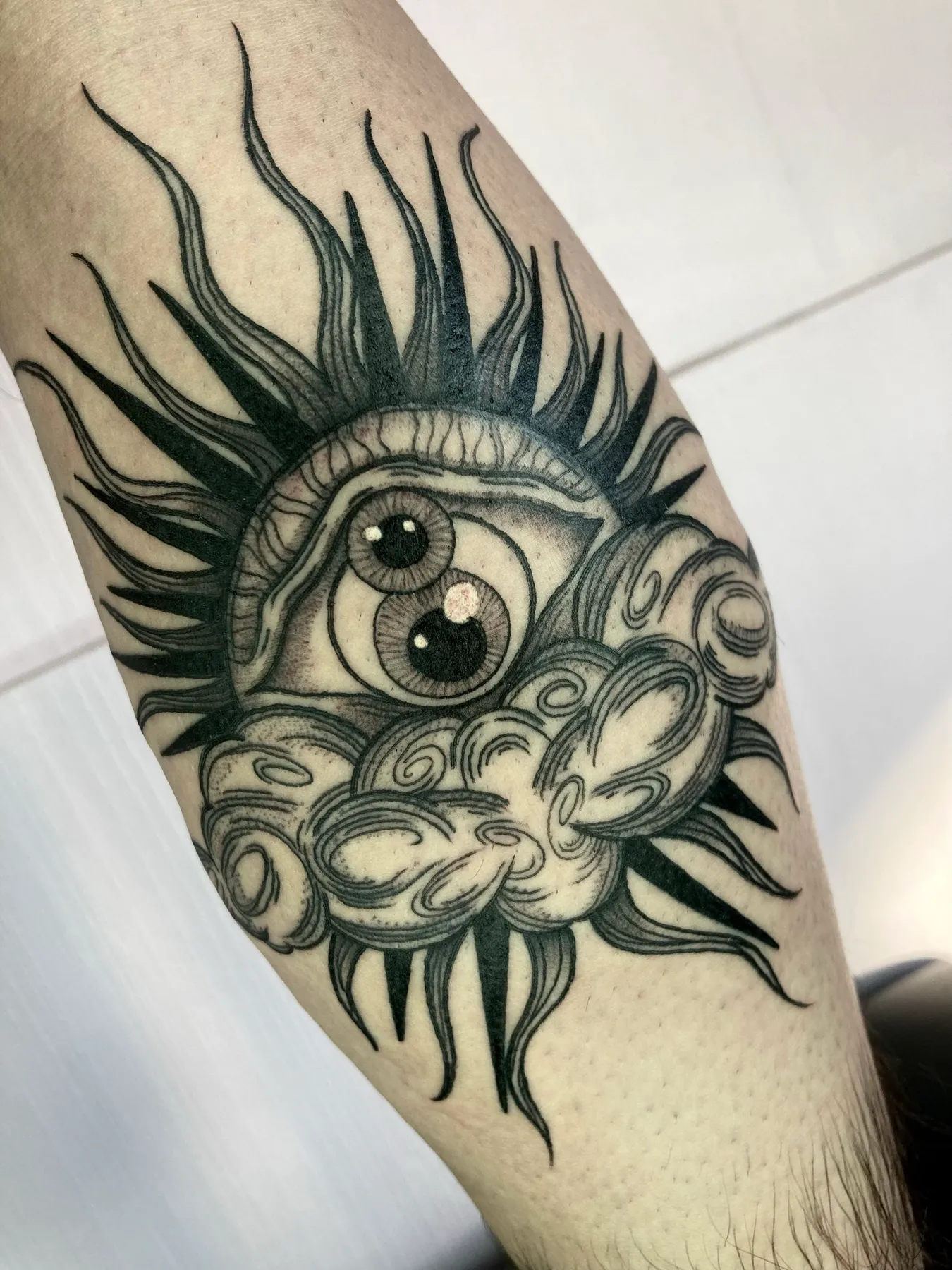 Ojo Solar — tatuaje Blackwork de Nillattt, foto 1