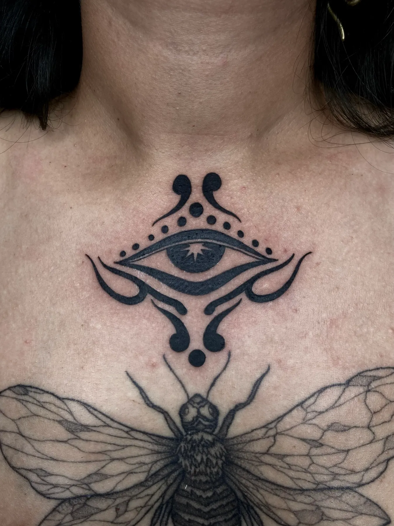 Tercer Ojo y Cigarra — tatuaje Blackwork de Nillattt, foto 1