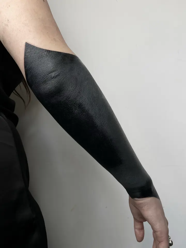 Triangle Elbow — Blackout tattoo by Nillattt, photo 1