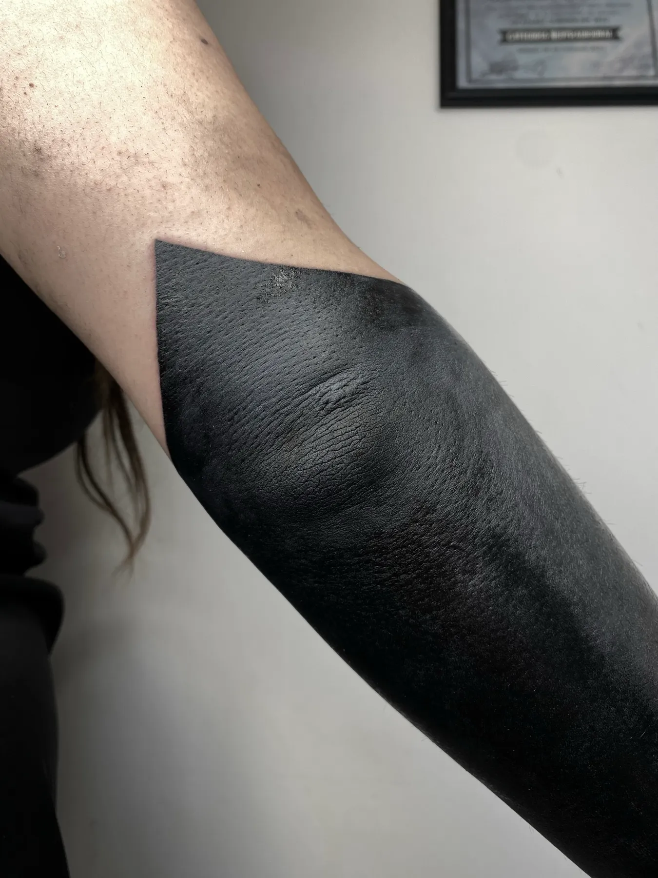 Codo Triangular — tatuaje Blackout de Nillattt, foto 2