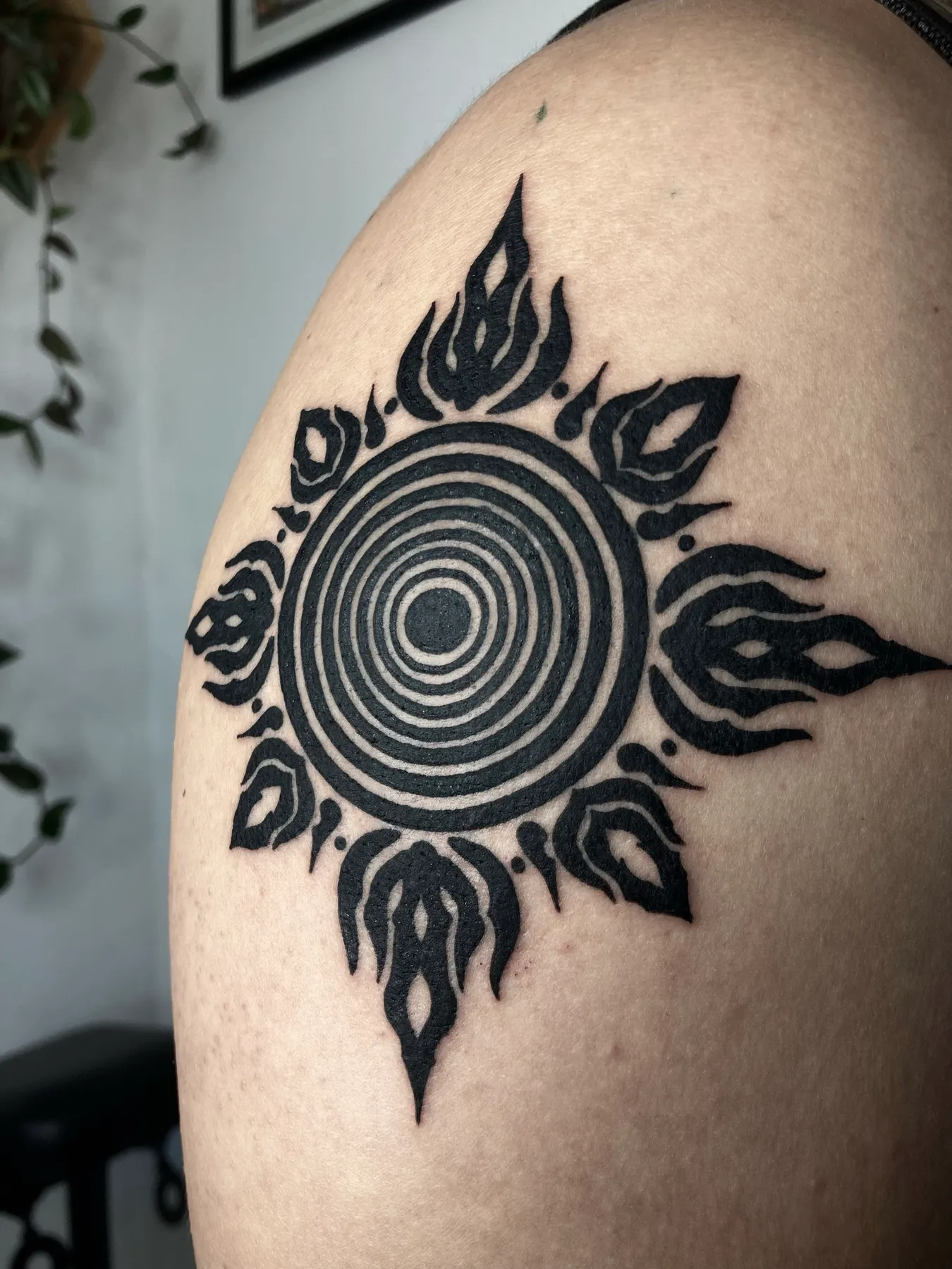 Sol Tribal — tatuaje Blackwork de Nillattt, foto 1